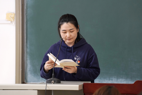 原原本本读原著，党员认真听朗读2