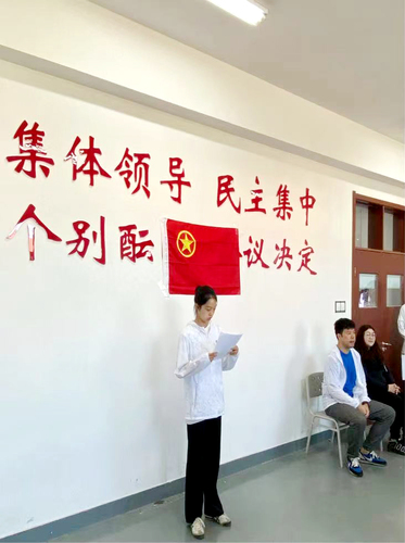 中专中国舞17级团支部书记刘品仪同学主持团员发展大会