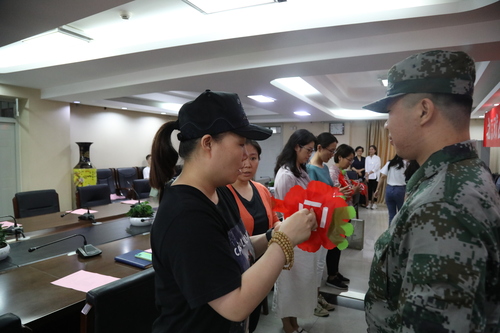 7.教师为入伍学生佩戴光荣花