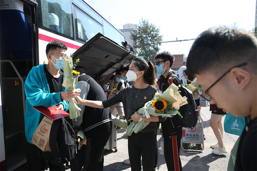 为凯旋归来的参演师生送上鲜花6