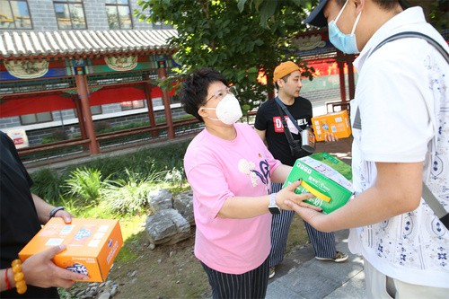 为凯旋归来的参演师生赠送牛奶、饮料5