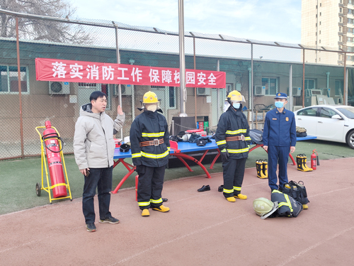 角门消防救援站消防员演示讲解消防服穿脱方法和各部件功能作用2