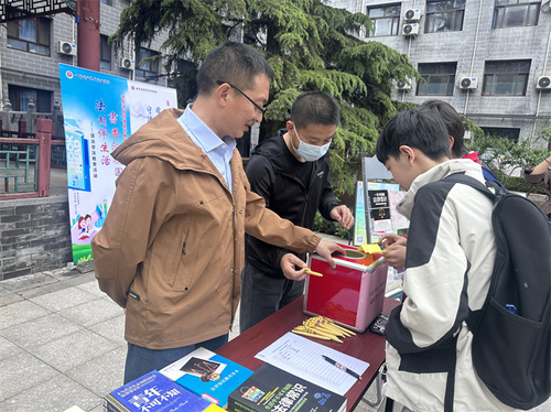 学生积极参与法律知识答题